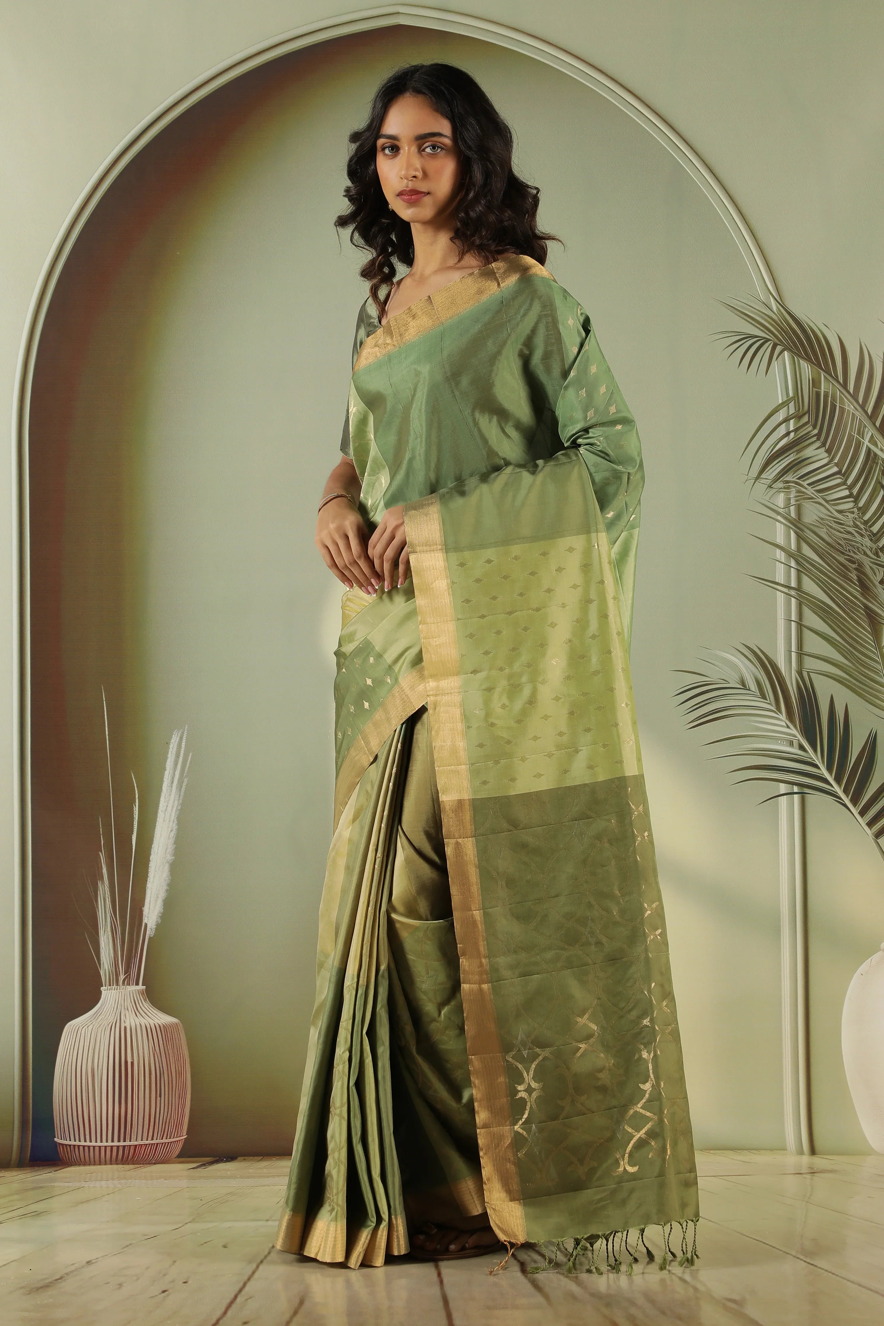 Dual-Tone Green Soft Silk Saree with All Over Butti & Jaal - Mokshaa
