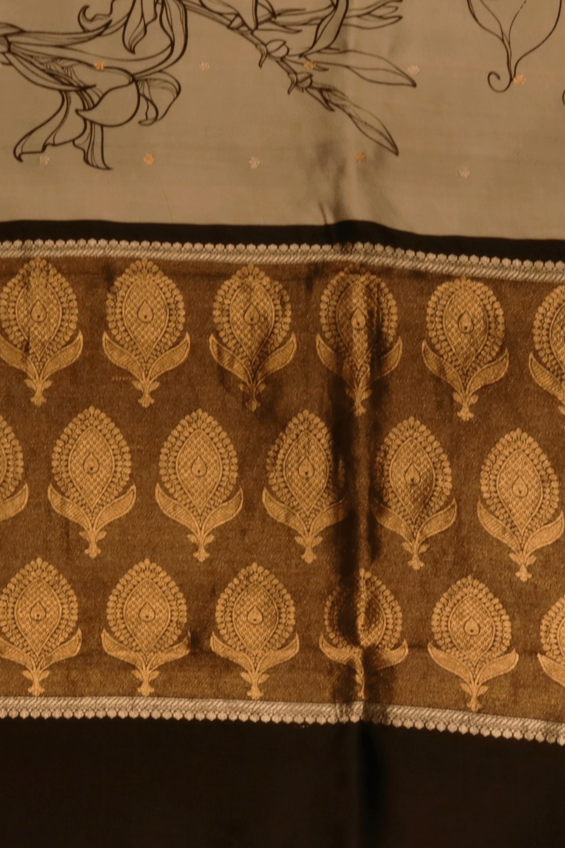 Black & Grey Floral Saree With Emblem Border - Mokshaa